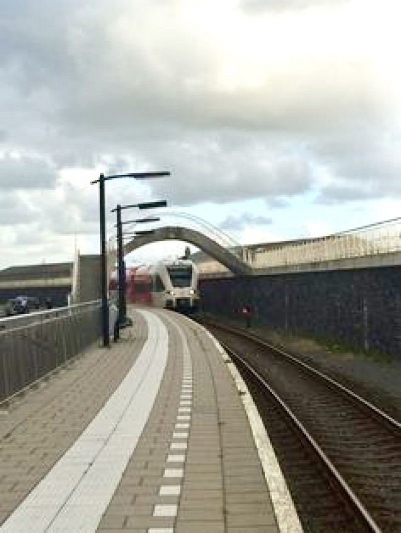 Foto: Renee RasvdeWater. De trein nader Harlingen Haven